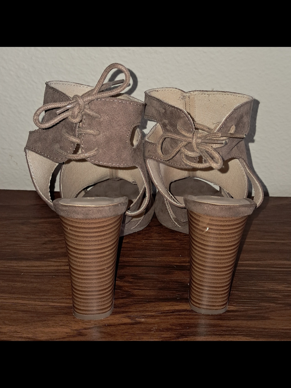Charlotte Russe Size 8 Women’s Taupe Suede Cutout Block Heel Sandals - Picture 5 of 13